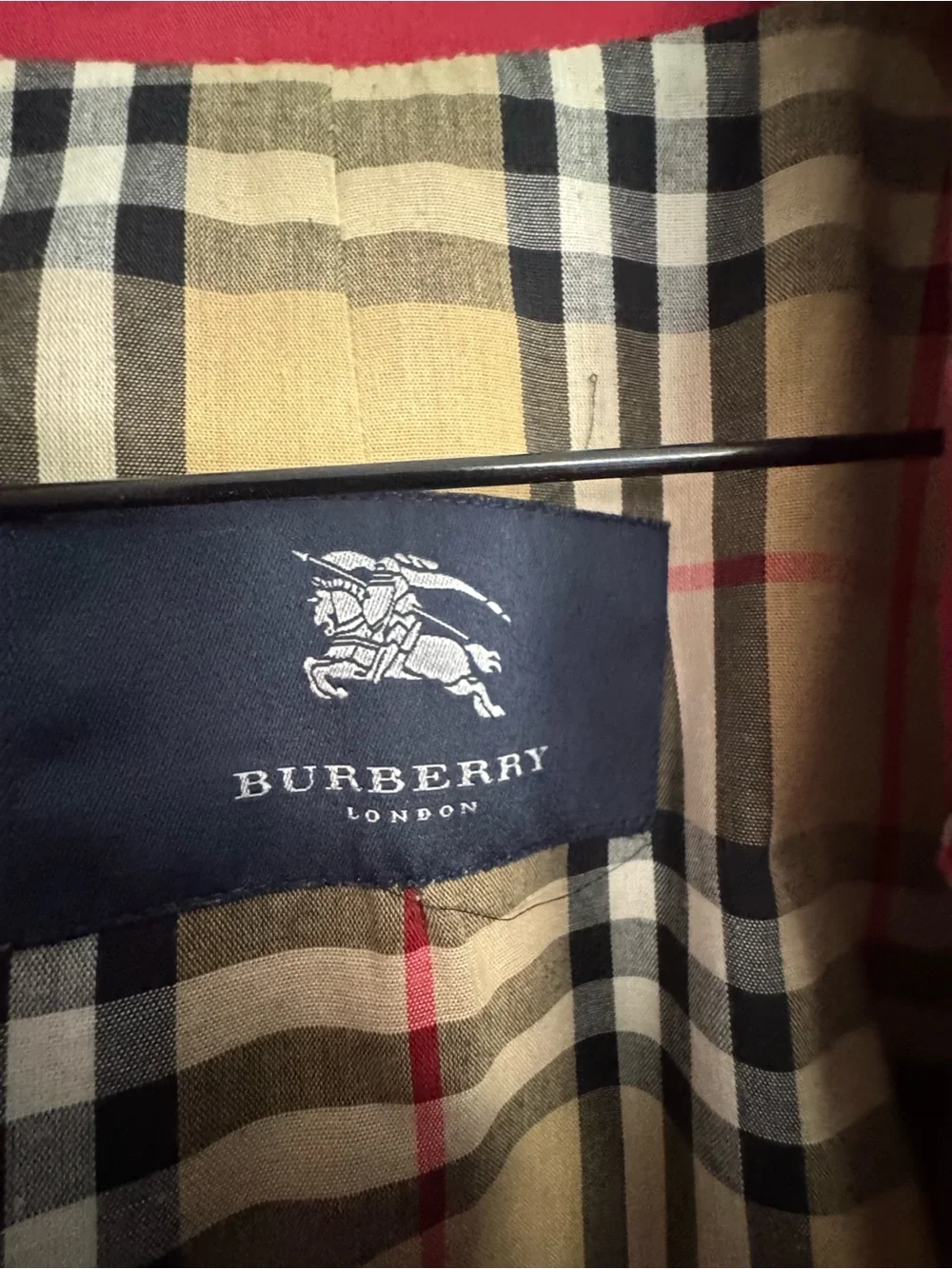 Burberry Red Coat with Signature Nova Check Lining. Trench style - Picture 12 of 14